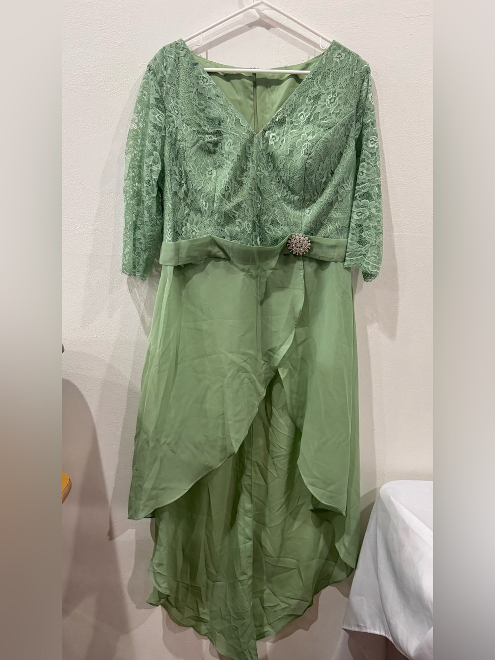 Elegant Lace & Chiffon Evening Dress in Sage Green